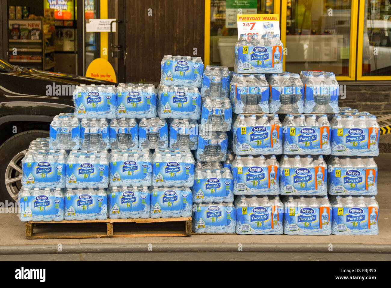 BANFF, ALBERTA, CANADA - Juin 2018 : Packs de bouteilles d'eau à l'extérieur d'une pile à Banff boutique centre ville Banque D'Images