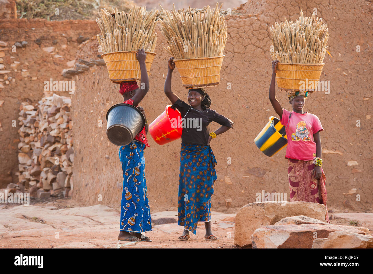 Les femmes portant des paniers de millet, région de Mopti, au Mali Banque D'Images