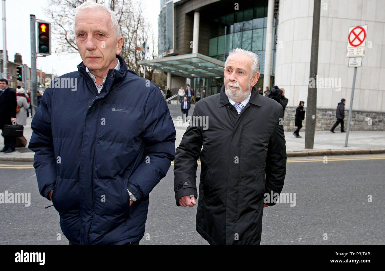 John Downey (droite) quitte le Tribunal pénal central de Dublin après l'ajournement d'une audience d'extradition sur le meurtre de deux Ulster Defence Regiment (UDR) Soldats en Enniskillen, Co Fermanagh, en 1972. Banque D'Images