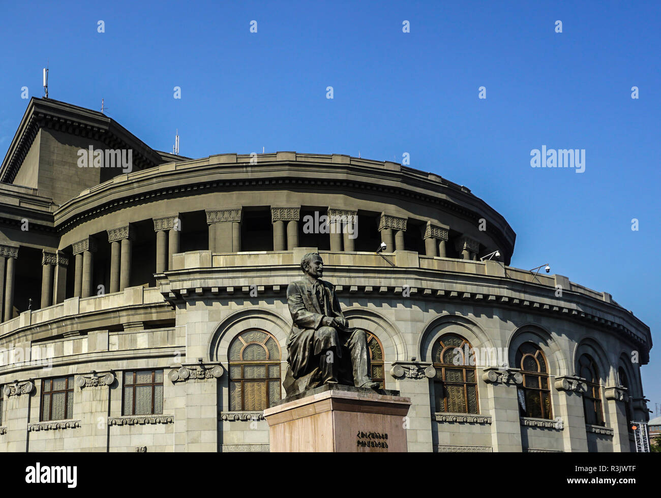 Opéra d'erevan Statue en été avec ciel bleu Banque D'Images