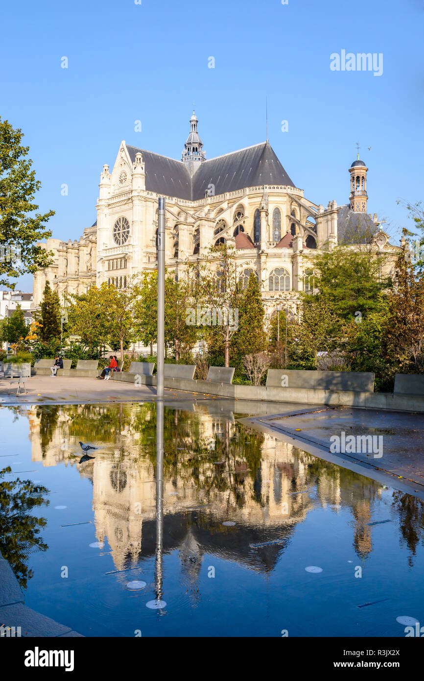 L'église de Saint-Eustache dans le quartier des Halles à Paris, France, reflétant dans une réflexion intérieure. Banque D'Images