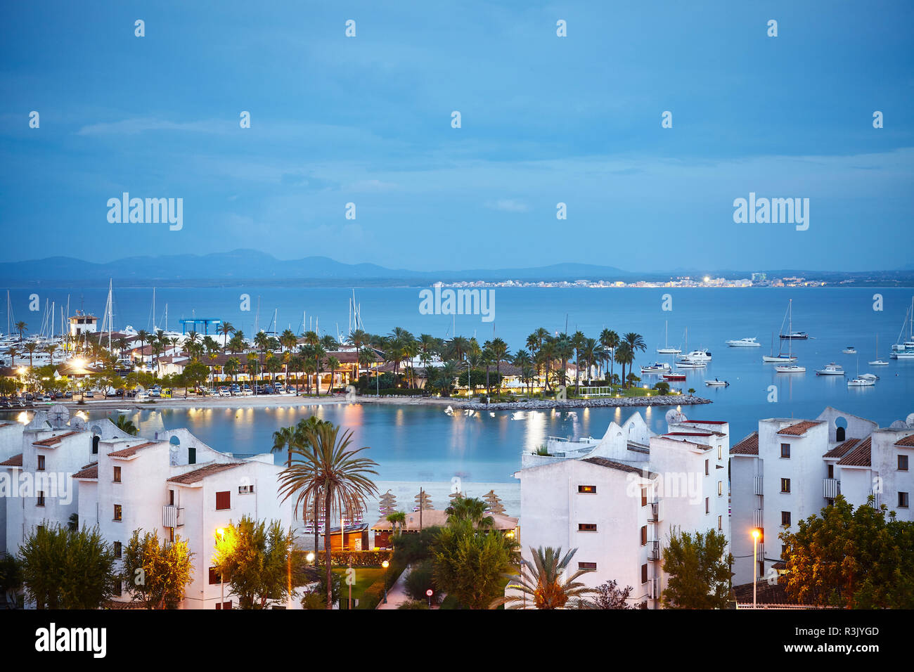 Port de Alcudia cityscape at sunrise, Mallorca, Espagne. Banque D'Images