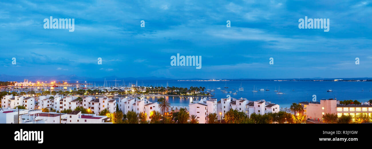 Vue panoramique de port de Alcudia, au lever du soleil, Mallorca, Espagne. Banque D'Images