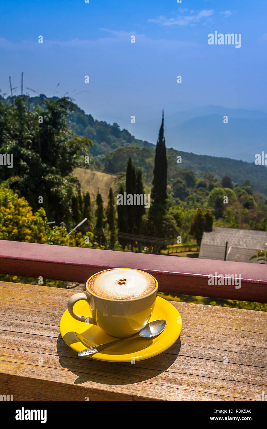 Dans les montagnes sur Chiang Mai à vous détendre avec une tasse de cappuccino. Escale touristique. Banque D'Images