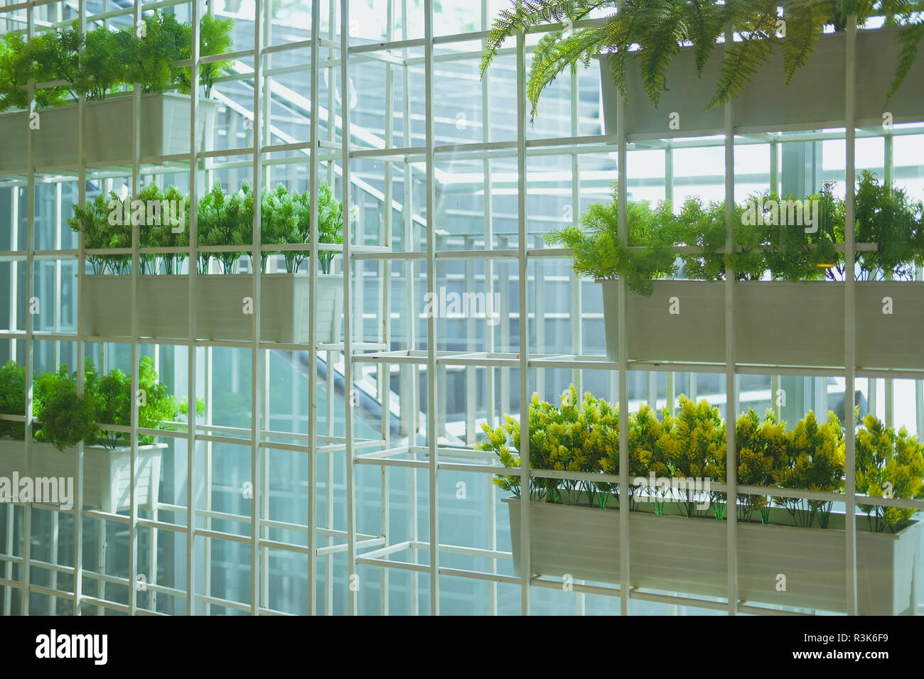 Plante artificielle en pot. fake piscine jardin vertical Banque D'Images