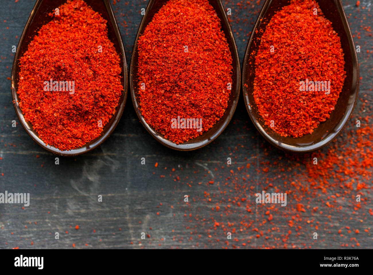 Portrait de trois cuillères à soupe de paprika en poudre Banque D'Images Portrait de trois cuillères à soupe de paprika en poudre Banque D'Images