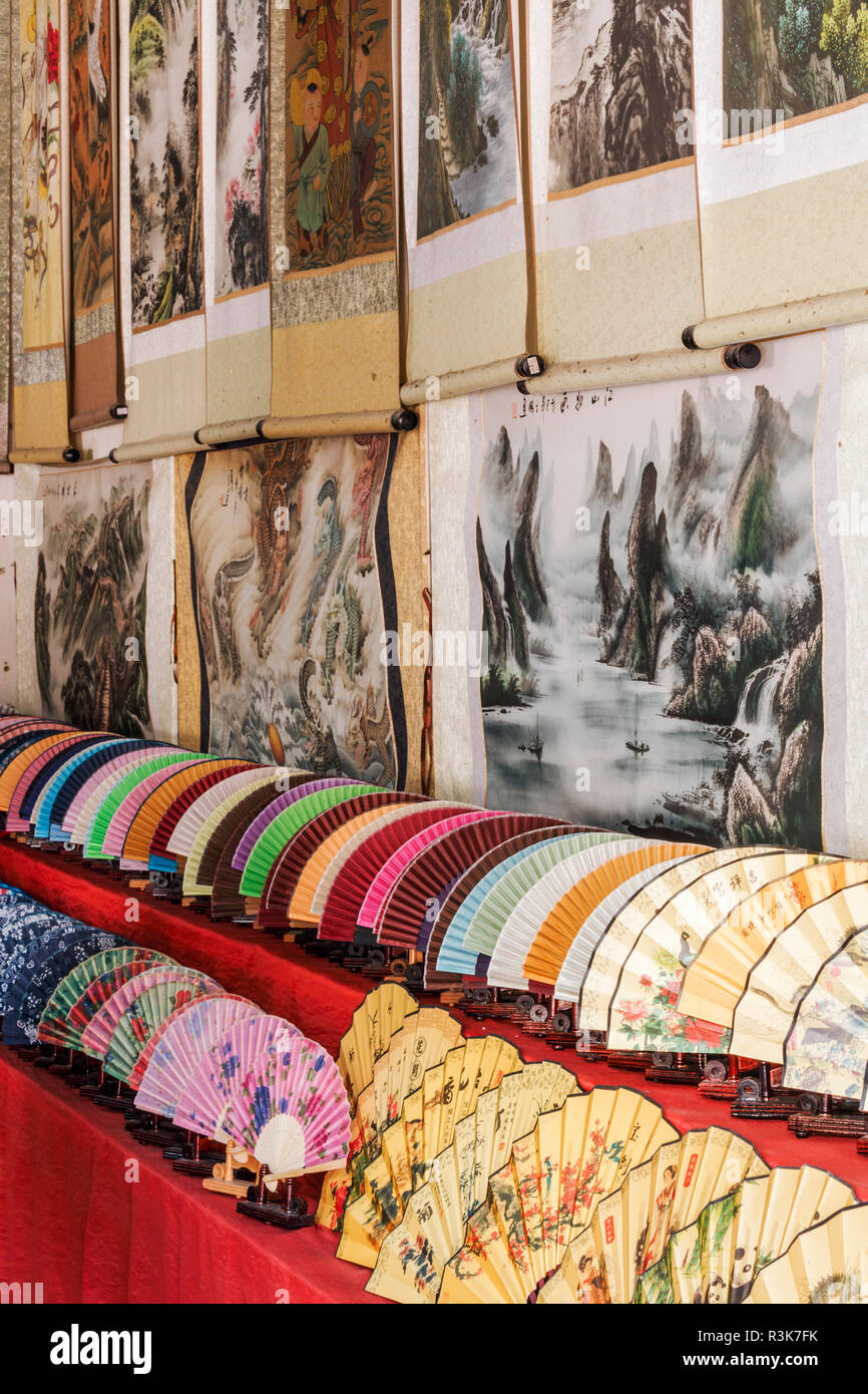 Fans et dessins à vendre dans petit magasin, Guilin, Chine Banque D'Images
