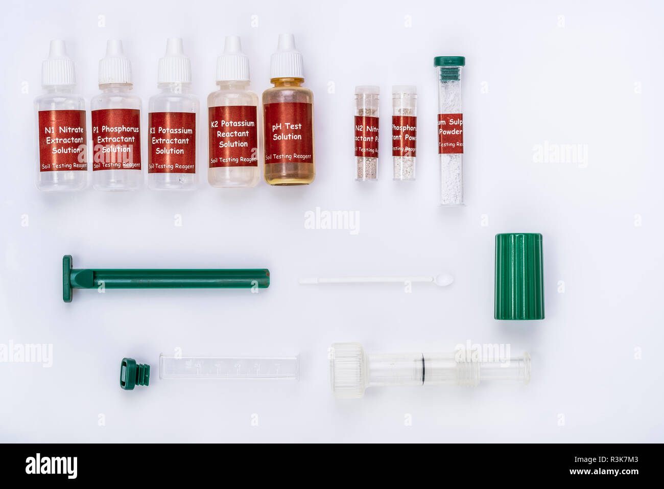 Kit d'analyse des sols avec des produits chimiques pour l'essai du potassium, l'azote, du phosphore et de l'acidité des sols. Banque D'Images