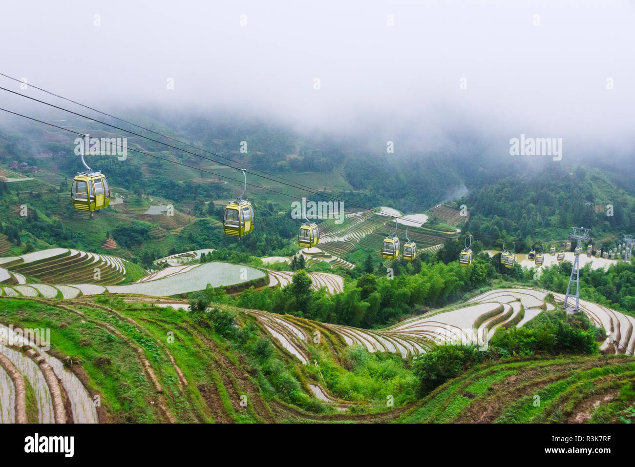 Cable car au-dessus les rizières en terrasses dans la montagne, Dazhai, Guangxi Province, China Banque D'Images