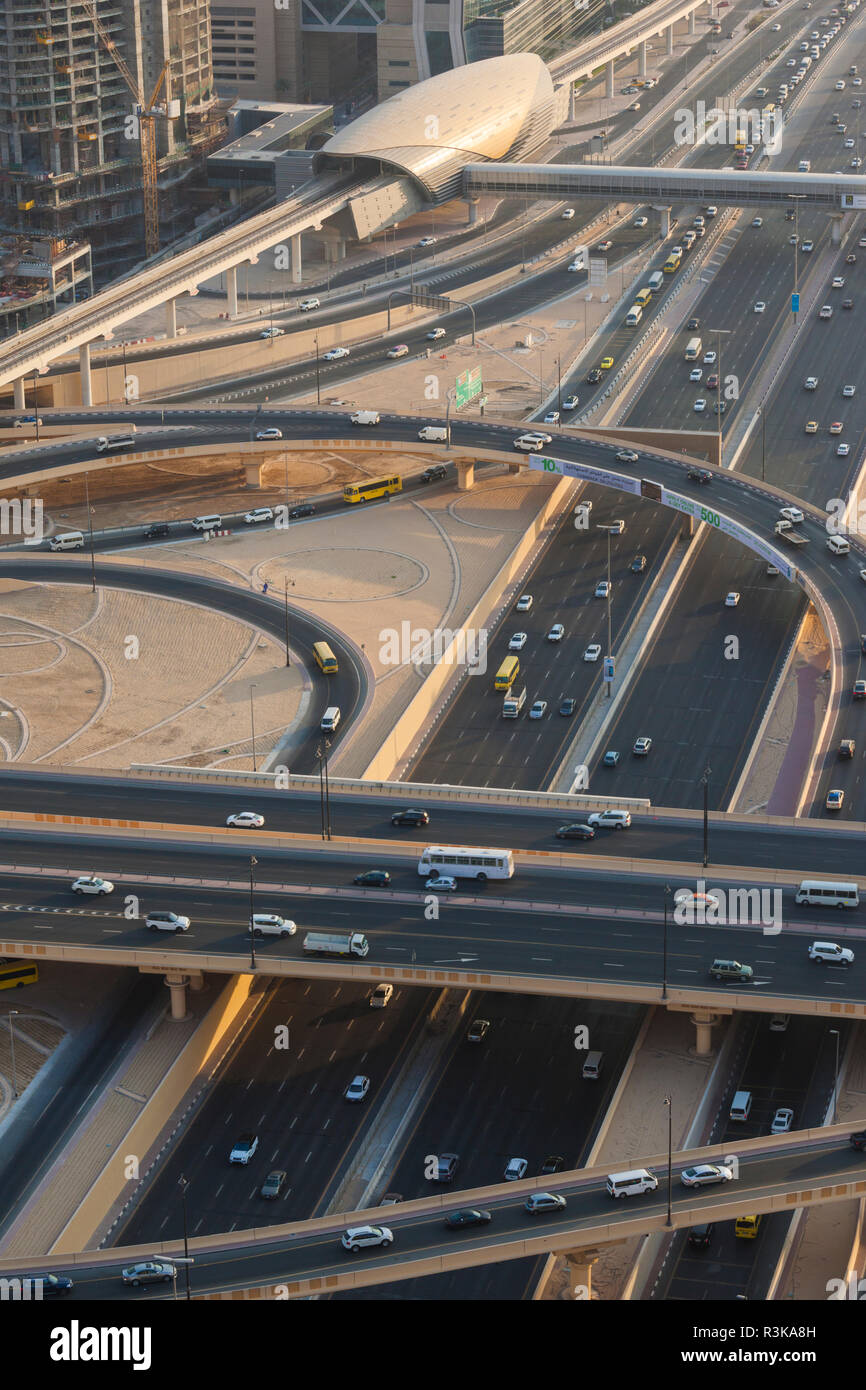 Émirats arabes unis, centre ville de Dubaï. Sheik Zayed Road interchange, elevated view Banque D'Images