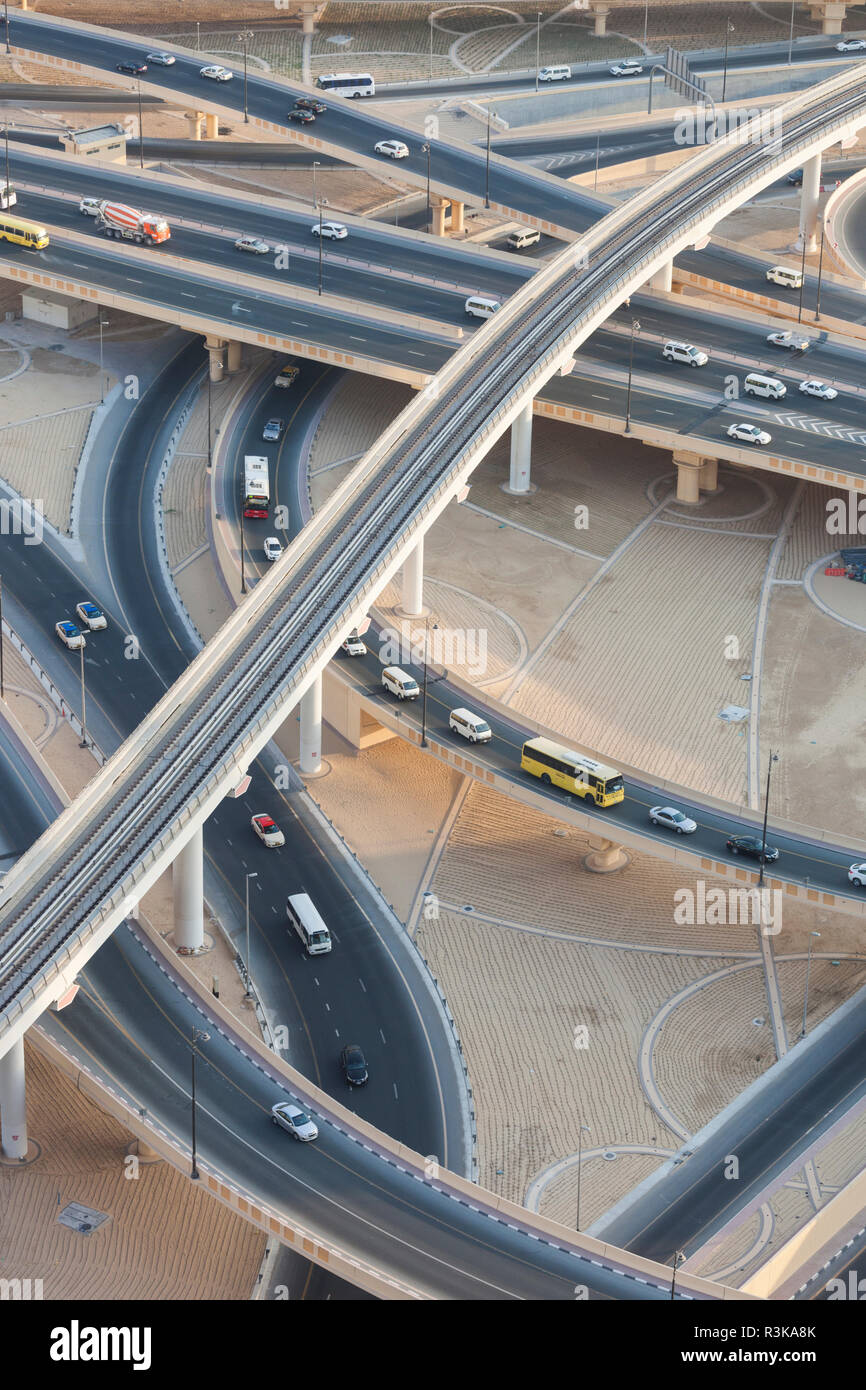 Émirats arabes unis, centre ville de Dubaï. Sheik Zayed Road interchange, elevated view Banque D'Images