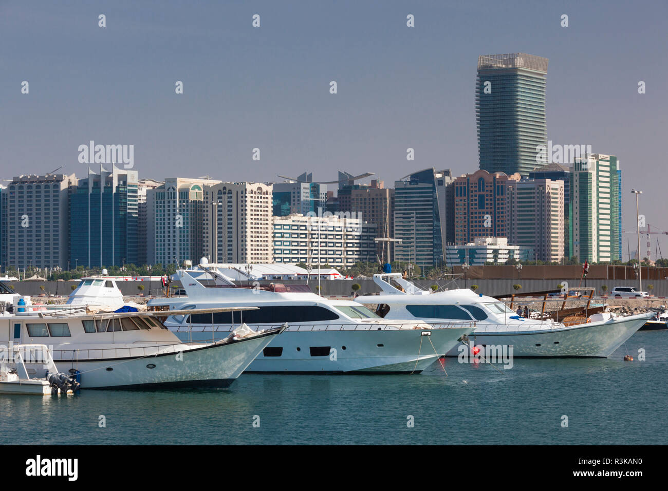 Émirats arabes unis, Abu Dhabi. Sur les toits de la ville le long de la Corniche Banque D'Images