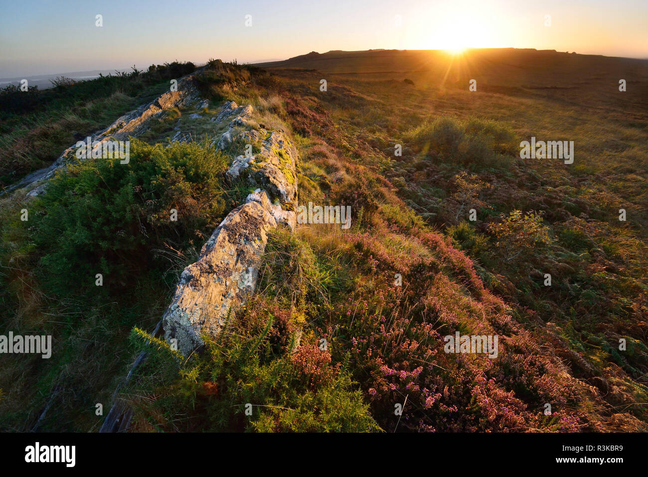 Les Monts d Arrée de montagnes (Bretagne, nord-ouest de la France) : coucher de soleil sur les landes du Cragou Banque D'Images