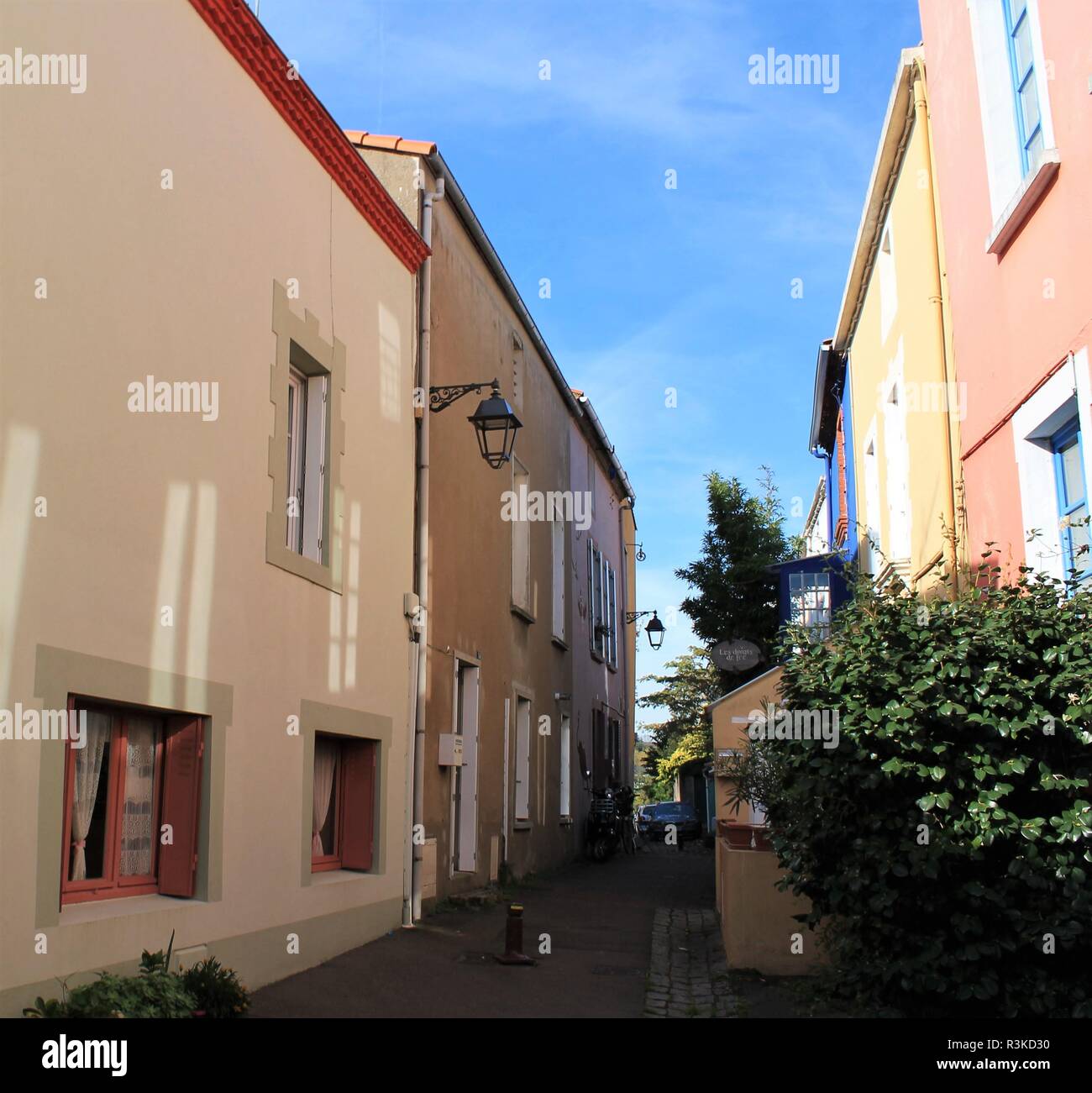 Rue typique de pêcheurs colorés Trentemoult village près de la ville de Nantes, Loire-Atlantique, France Banque D'Images