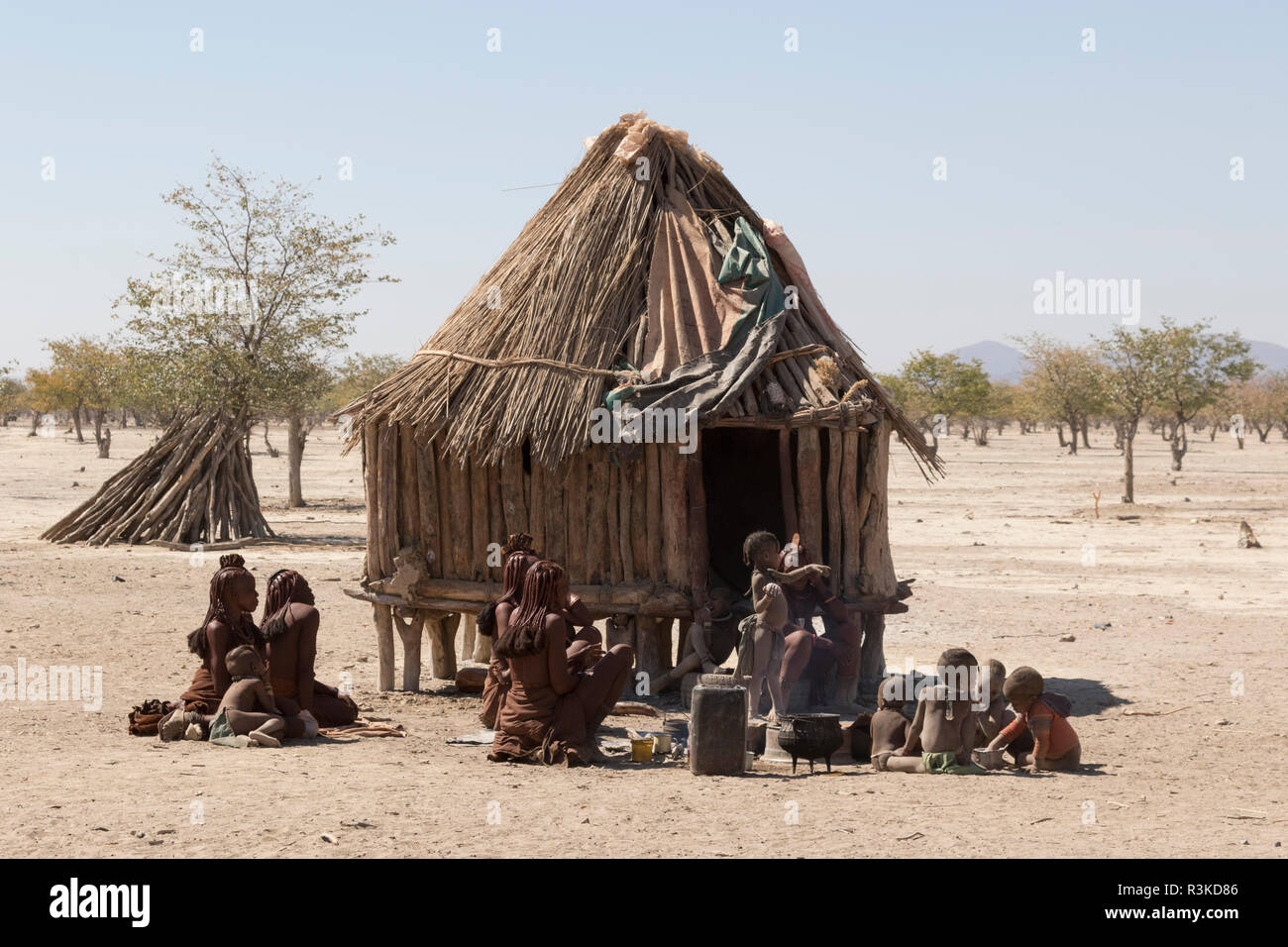 L'Afrique, la Namibie, l'Opuwo. L'heure du midi Repas pour les villageois Himba. En tant que crédit : Wendy Kaveney Jaynes / Galerie / DanitaDelimont.com Banque D'Images