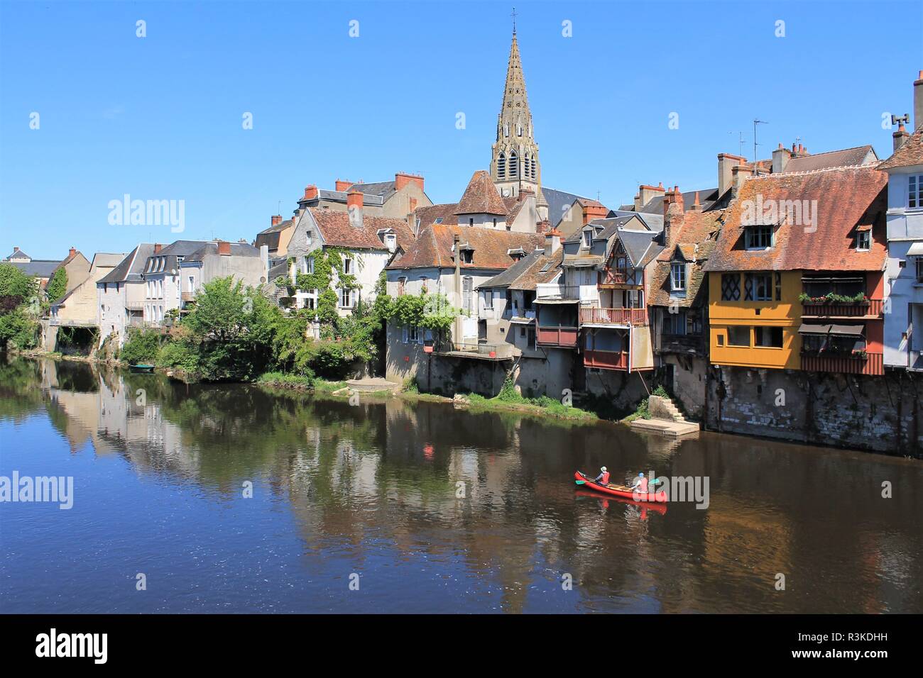 Les gens du kayak sur la rivière creuse en centre historique de la ville d'Argenton sur Creuse appelée la Venise du Berry, Berry - Indre, France Banque D'Images
