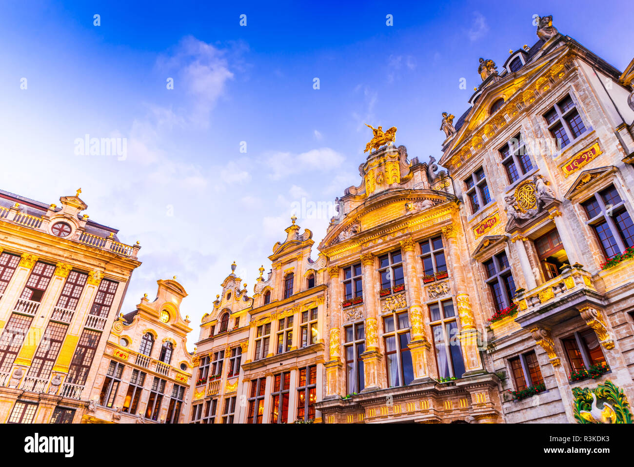 Bruxelles, Belgique. L'image de nuit avec l'architecture médiévale de la Grand-place (Grote Markt). Banque D'Images