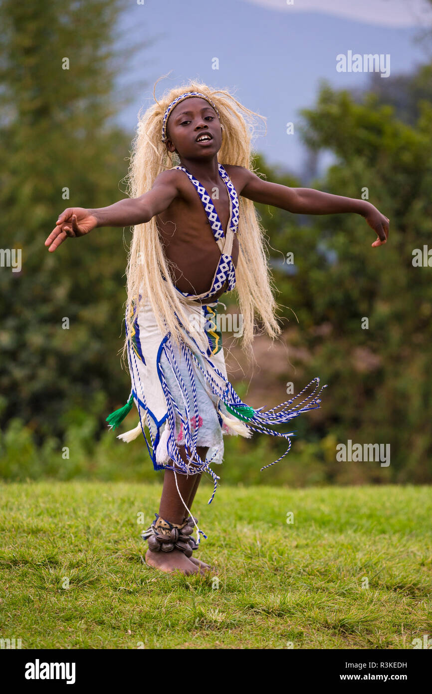 L'Afrique. Le Rwanda. Danseurs Intore traditionnel près de Volcanoes National Park, site du plus grand groupe de gorilles de montagne qui restent dans le monde. Banque D'Images