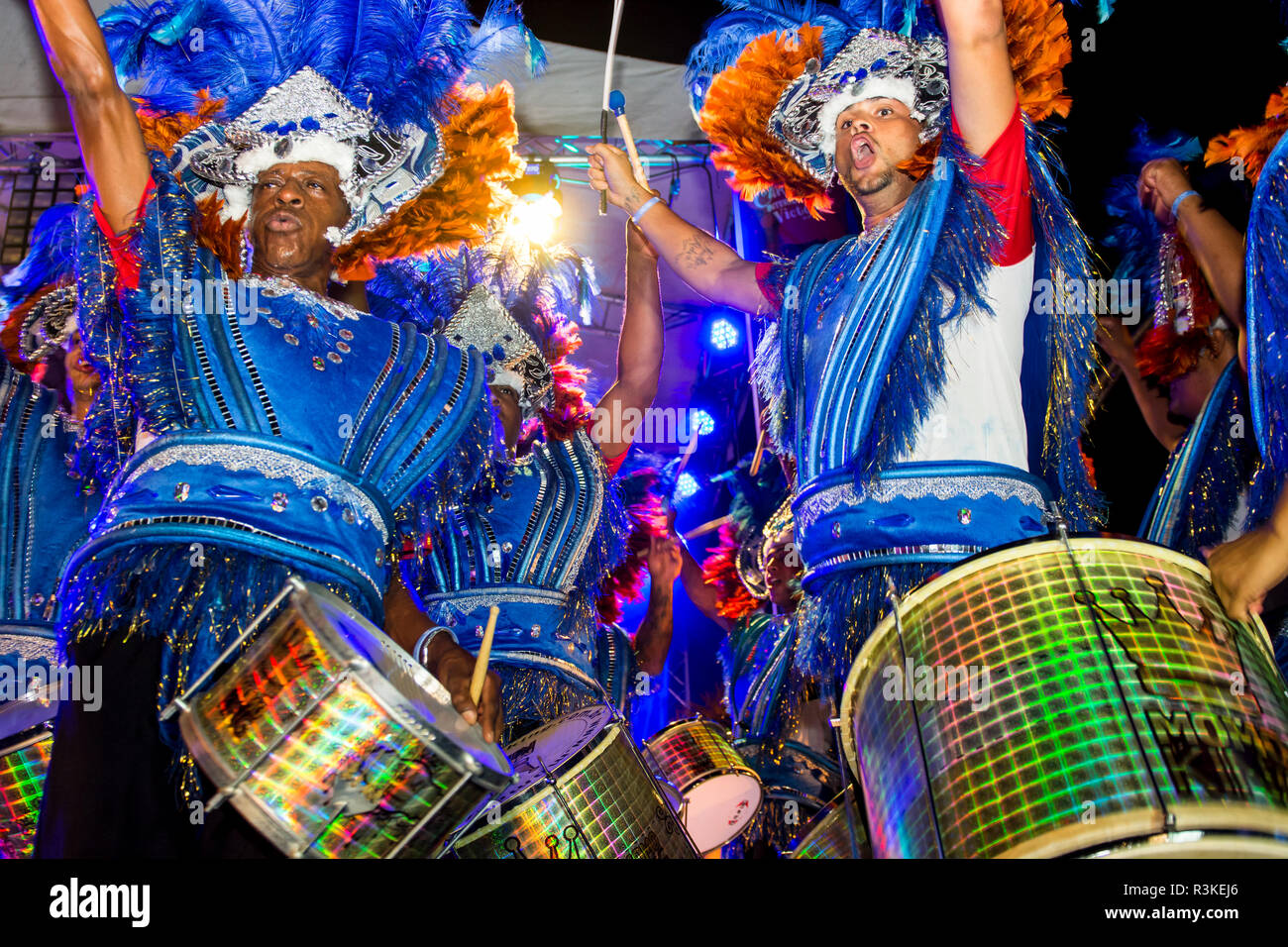 Bande de samba brésilienne dans le carnaval international de Victoria, Seychelles, Mahé, République des Seychelles, océan Indien. Banque D'Images