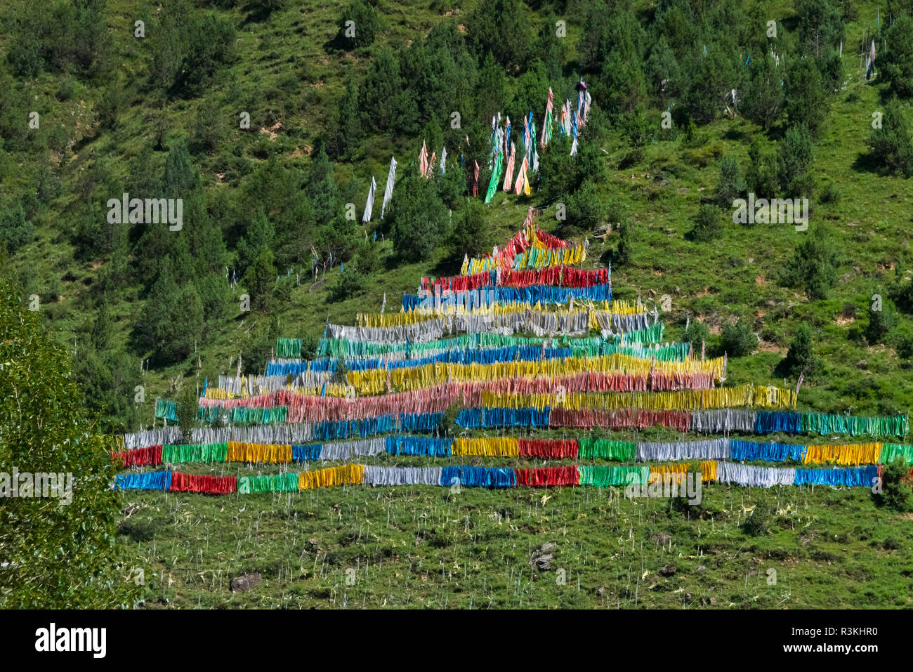 Drapeaux de prière sur la colline, Ngawa et tibétain, l'ouest du Sichuan, Chine Banque D'Images