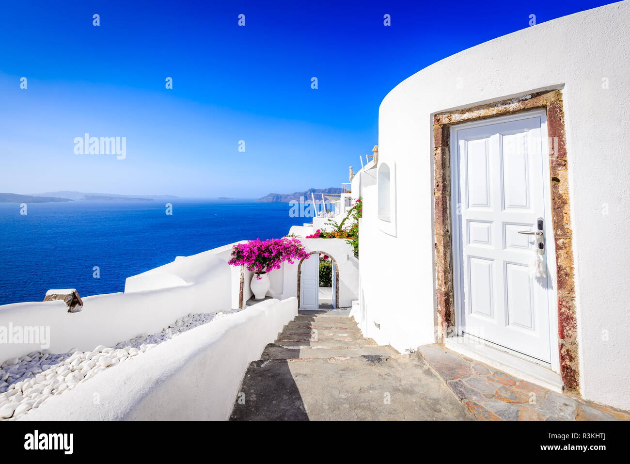 Oia, SANTORIN - Grèce. Célèbre attraction de village blanc avec des rues pavées, Îles Cyclades, Grèce mer Egéé. Banque D'Images