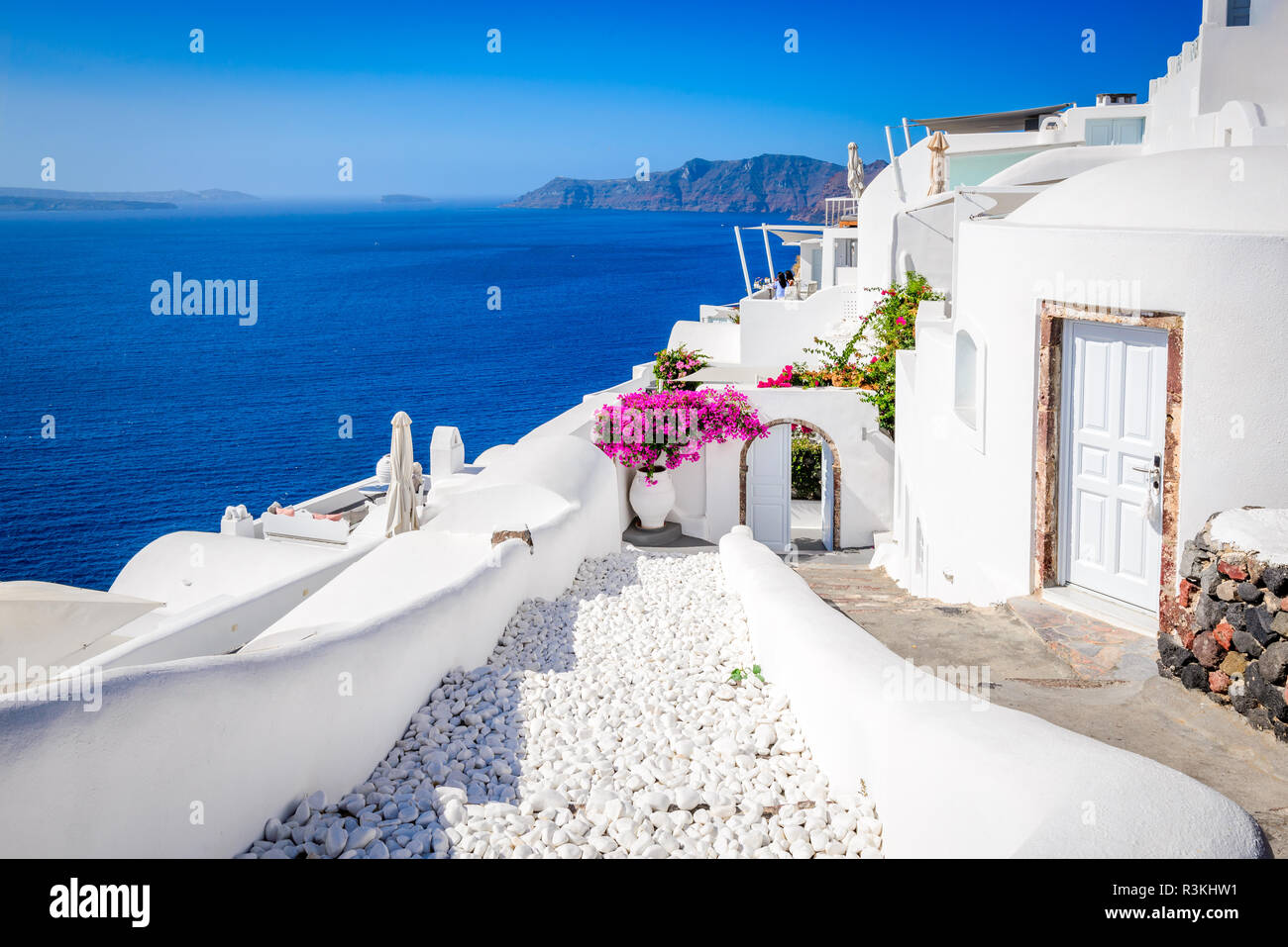 Oia, SANTORIN - Grèce. Célèbre attraction de village blanc avec des rues pavées, Îles Cyclades, Grèce mer Egéé. Banque D'Images