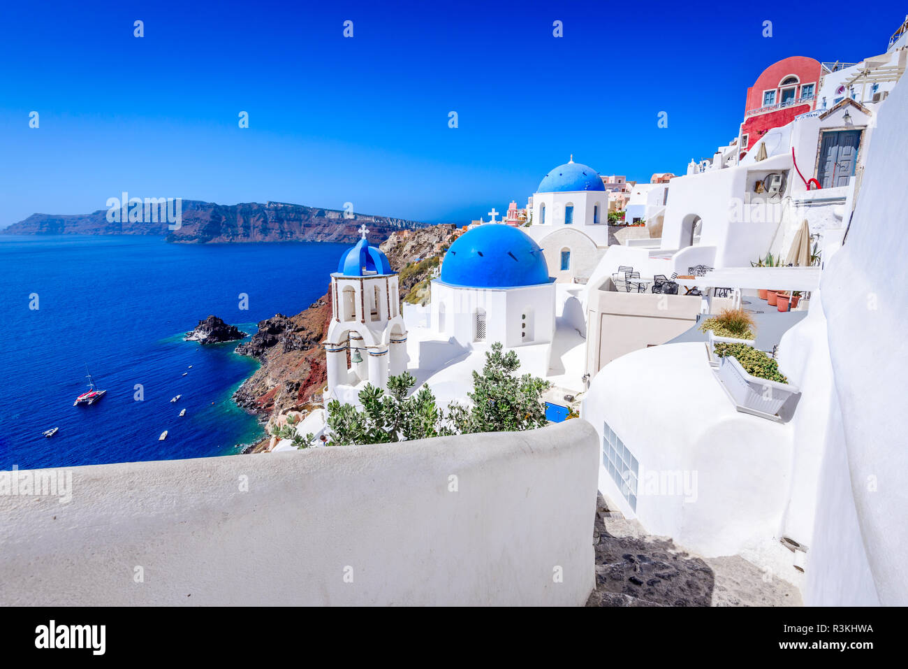 Oia, SANTORIN - Grèce. Célèbre attraction de village blanc avec des rues pavées, Îles Cyclades, Grèce mer Egéé. Banque D'Images