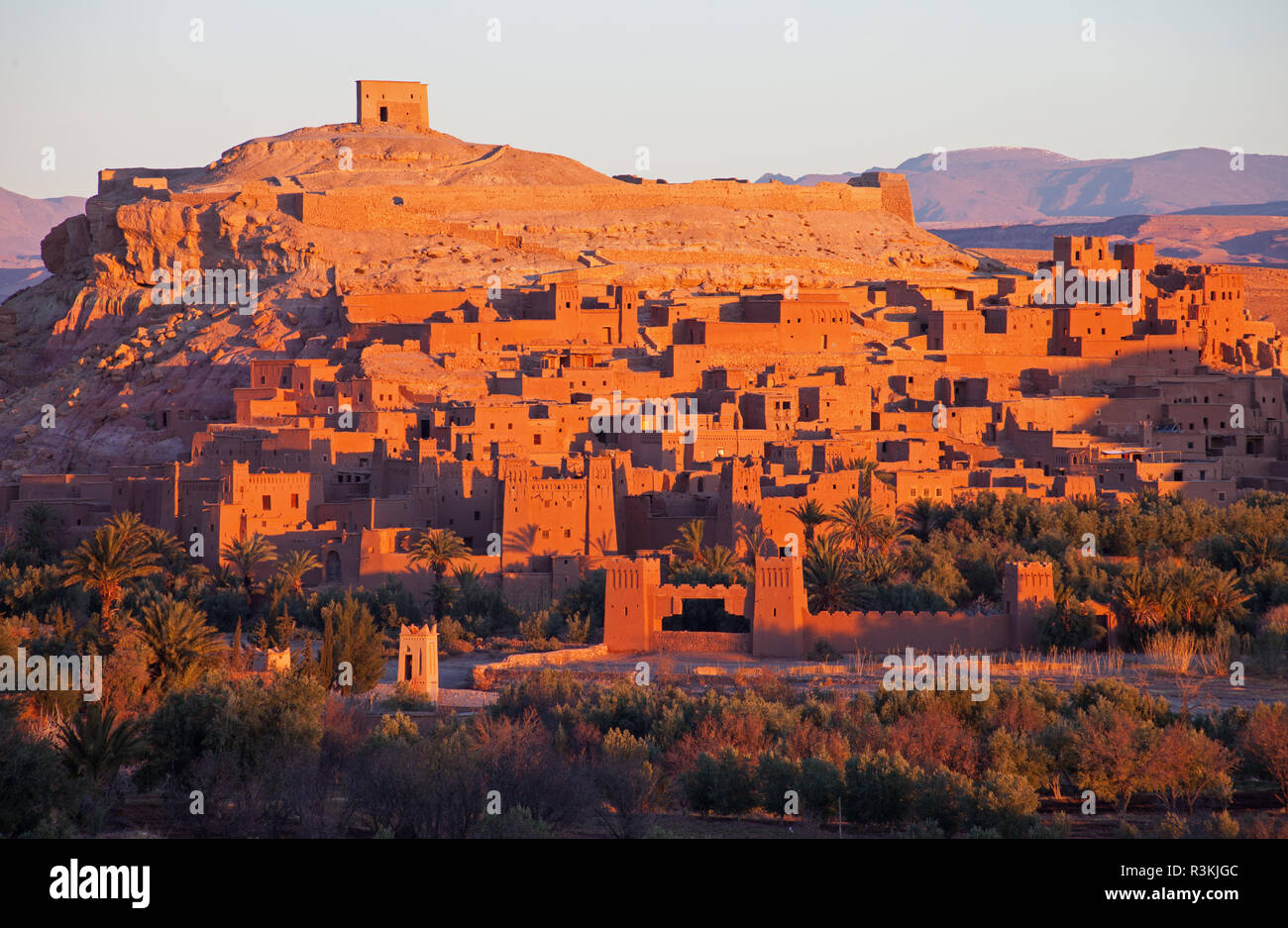 Les premiers rayons du soleil levant au Ksar d'Aït-Ben-Haddou, Maroc. De Ksar Aït-Ben-Haddou au lever du soleil, le Maroc. Banque D'Images