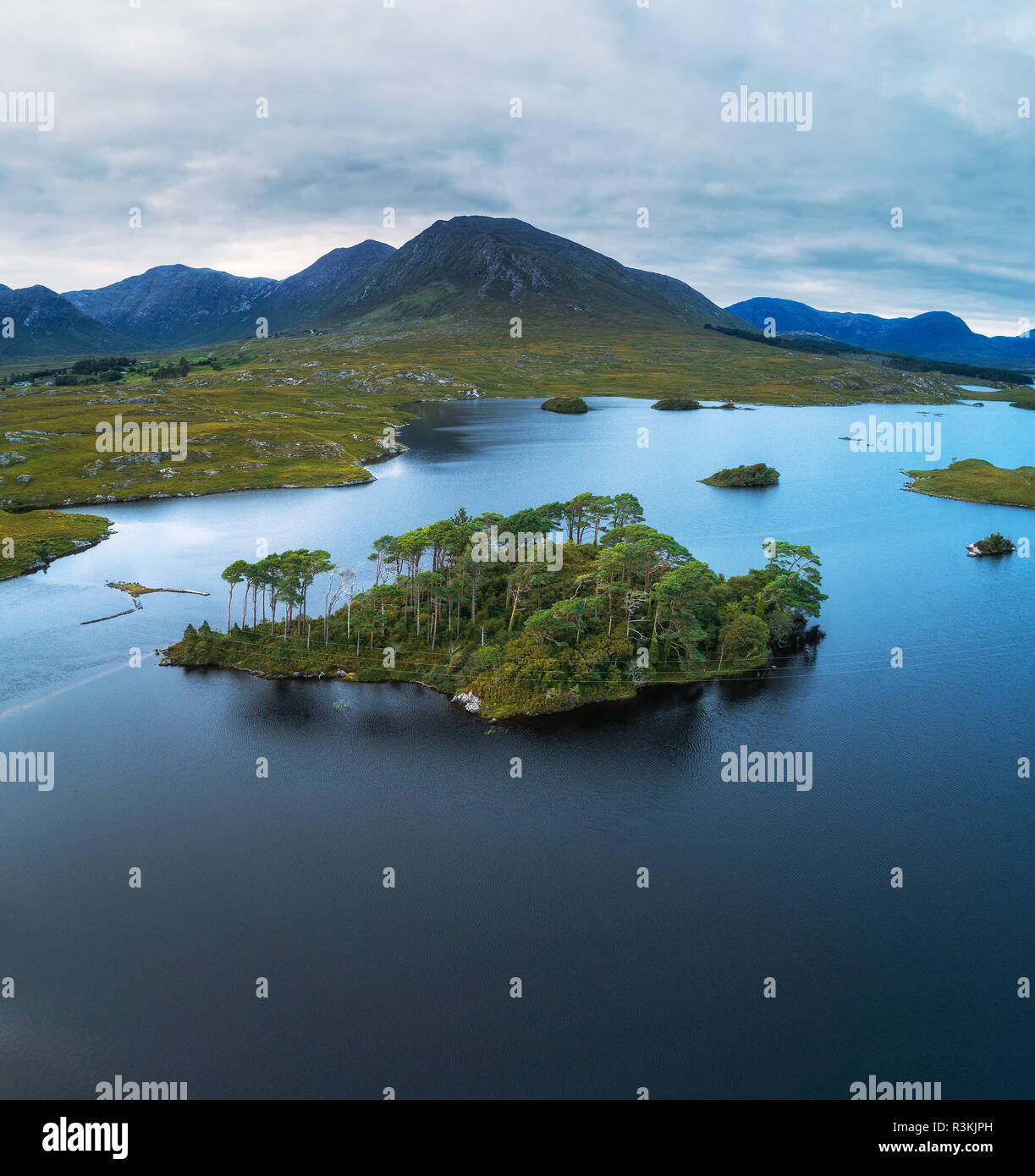 Vue aérienne de l'île des Pins dans le lac Derryclare Banque D'Images