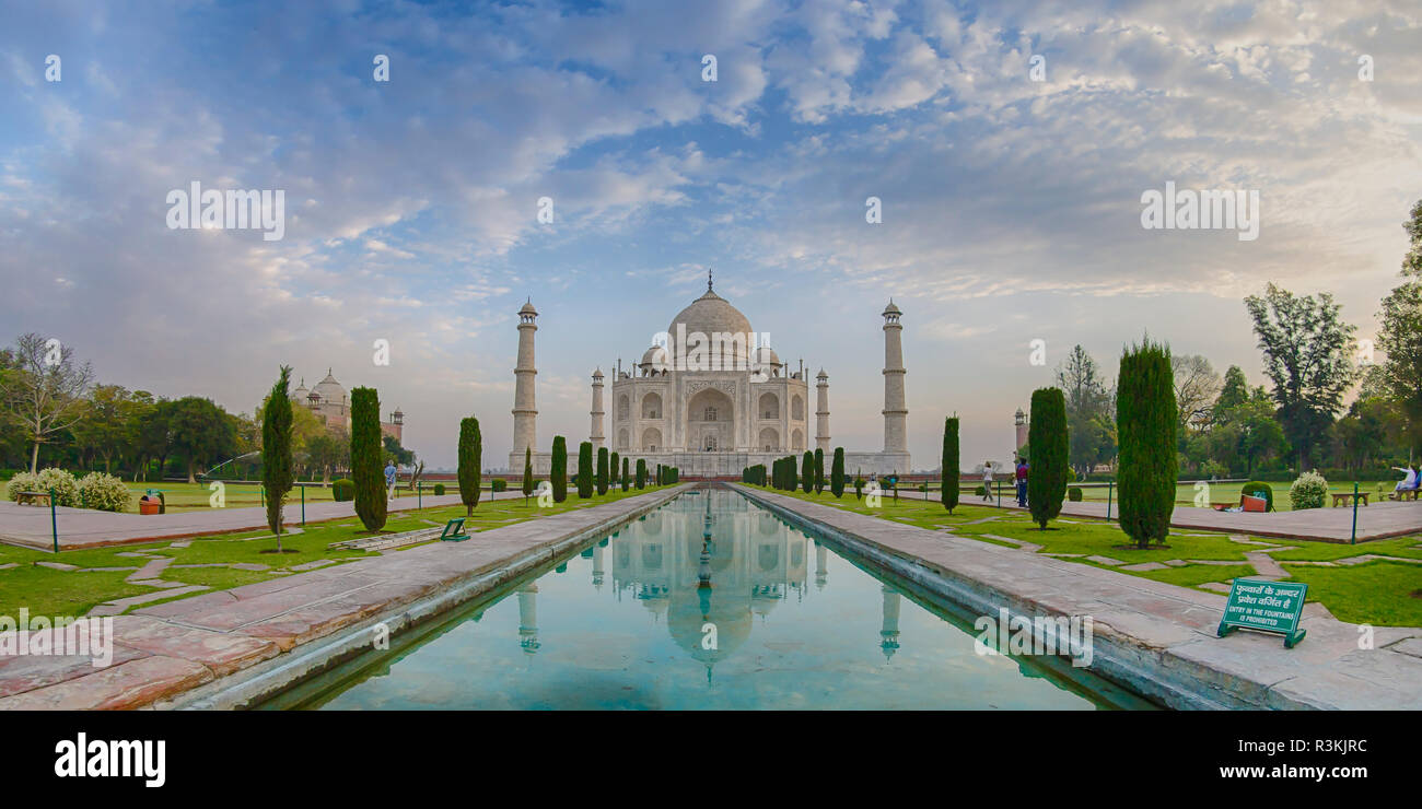 L'Inde. Vue sur le Taj Mahal à Agra, un tombeau construit par Shah Jahan pour son épouse favorite, Mumtaz Mahal. Banque D'Images