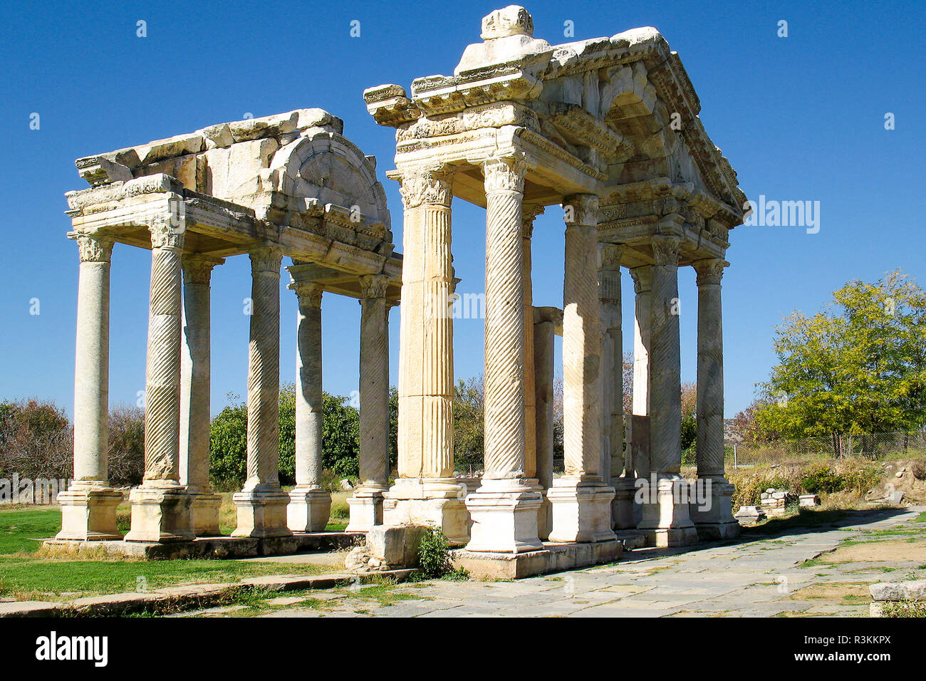 La porte monumentale, situé à l'est du temple d'Aphrodisias et sur la rue nord-sud est datée du 2e siècle avant JC. Banque D'Images