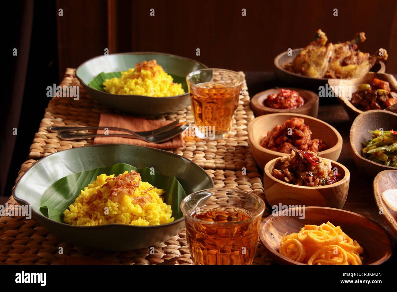 Nasi Kuning Ou Le Riz Jaune Ou Le Riz Tumérique Est La Nourriture  Traditionnelle Asiatique Photo stock - Image du cuisine, nourriture:  251470578