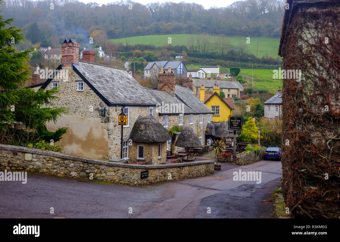 La célèbre Masons Arms Inn pub et hôtel dans Branscpmbe village dans l ...