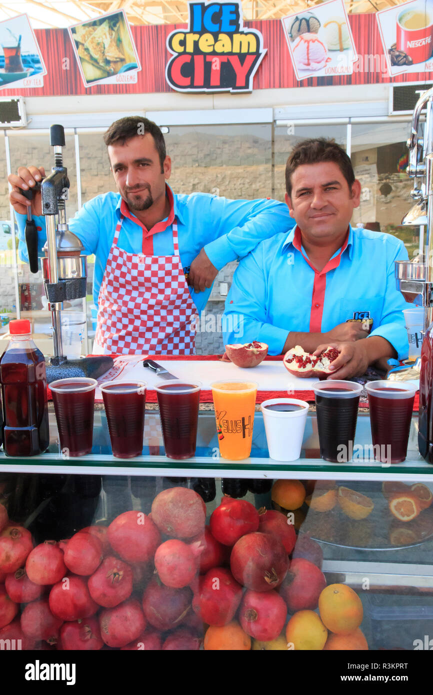 La Turquie, province de Denizli, River Menderes valley, Pamukkale. fournisseurs proposent la grenade et d'autres jus de fruits. (Usage éditorial uniquement) Banque D'Images