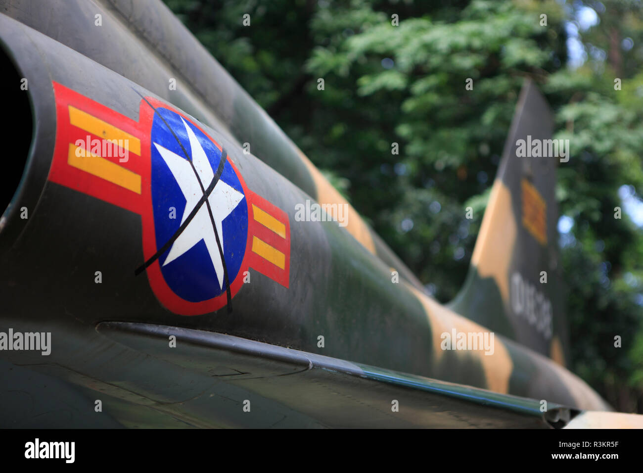 Avion de combat sud-vietnamiens à l'affiche au Palais de l'indépendance, Ho Chi Minh City, Vietnam Banque D'Images