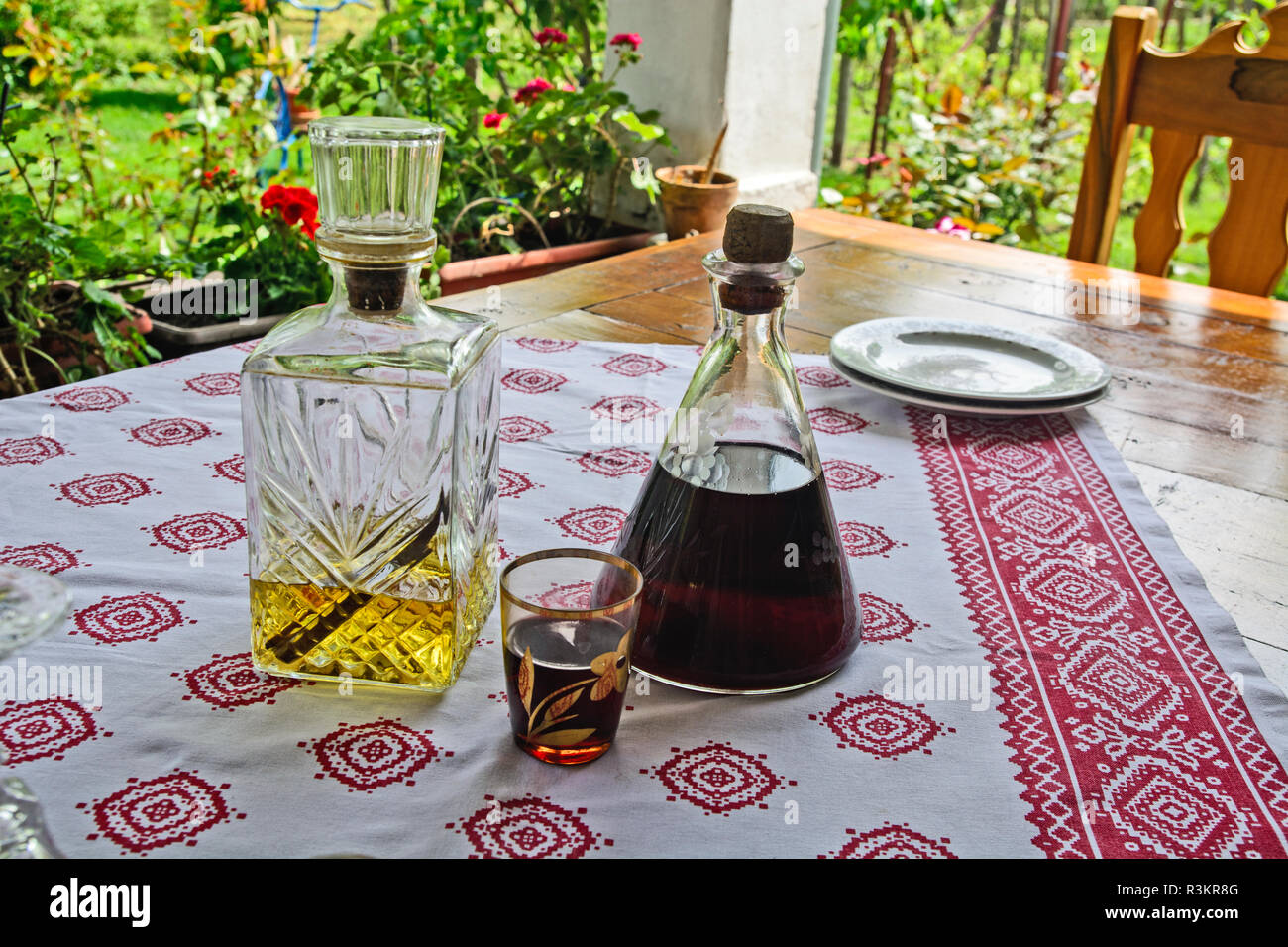 Le brandy et le vin servi sur une table à la terrasse ouverte sont en attente pour les clients. Banque D'Images