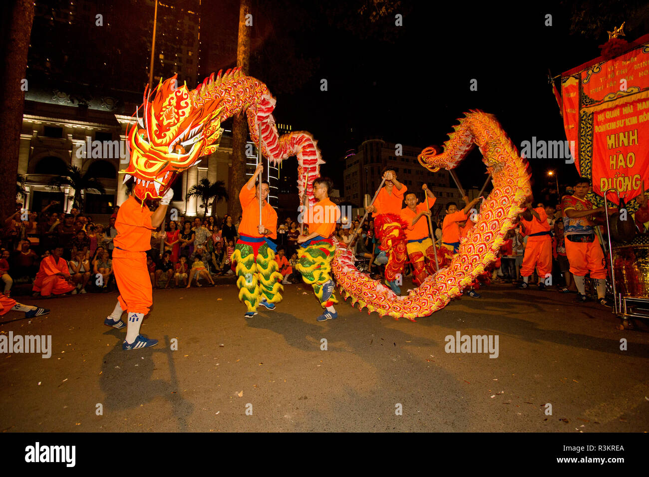 Danse du dragon. Tet Festival, Fête du Nouvel An, au Vietnam. Banque D'Images