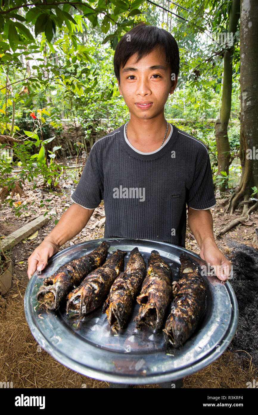 Prêt du poisson pour le déjeuner. Tet Festival, Fête du Nouvel An, au Vietnam. (MR) Banque D'Images