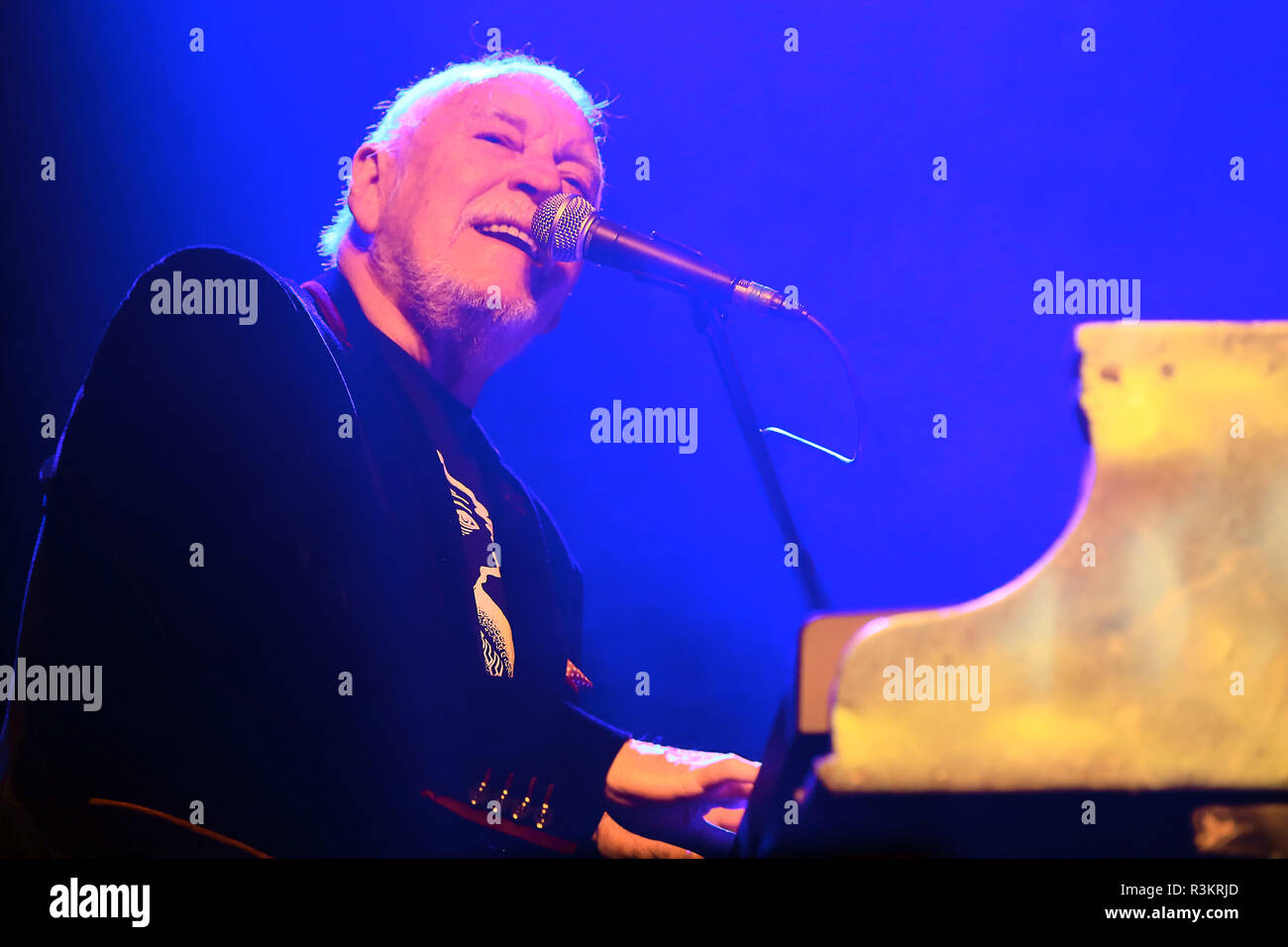 Magdeburg, Allemagne. 19 Oct, 2018. Chanteur Gary Brooker du groupe britannique Procol Harum lors d'un concert à l'OAM Kulturhaus. Crédit : Peter Gercke/dpa-Zentralbild/ZB/dpa/Alamy Live News Banque D'Images