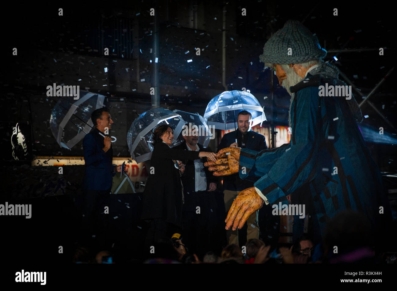 Barcelone, Espagne. 22 Nov, 2018. Barcelone, Espagne. a allumé plus de 100 km de lumières de Noël dans un spectacle où monsieur l'hiver, un caractère de 4 mètres de haut, barbe blanche, effacer et diverses tenues pour affronter le froid qui accompagneront les petits pendant ces dates. La loi présentée par Magi lari a été suivi par le maire de Barcelone, Espagne., Ada Colau et autres autorités municipales. Crédit : Charlie Perez/Alamy Live News Banque D'Images