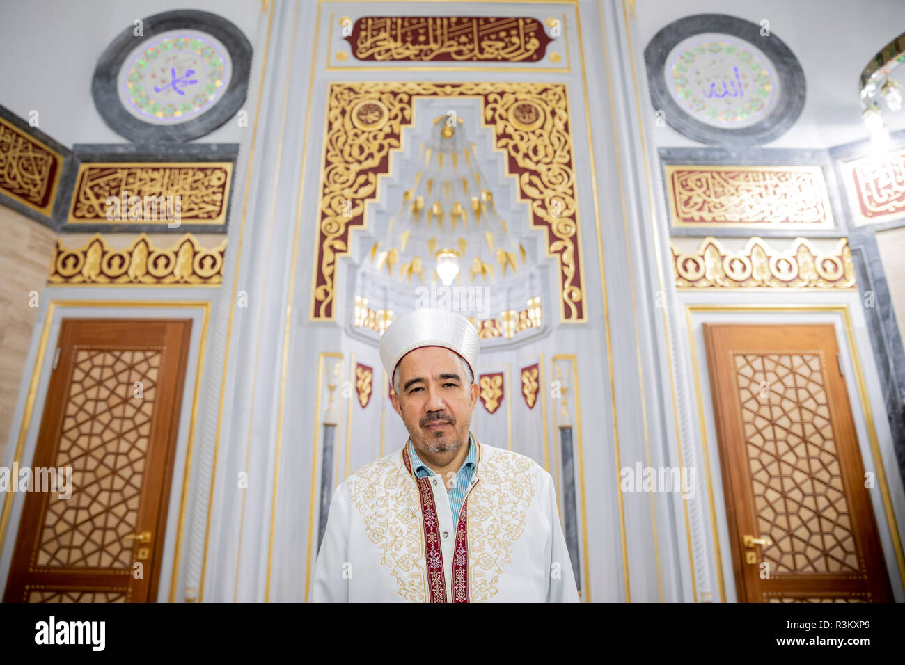 23 novembre 2018, Berlin : Hussein Tekkanat, imam de la mosquée Mevlana, se tient après la prière du vendredi dans la mosquée Mevlana dans Kreuzberg. La mosquée Mevlana incendié en 2014 après un incendie criminel. Photo : Christoph Soeder/dpa Banque D'Images