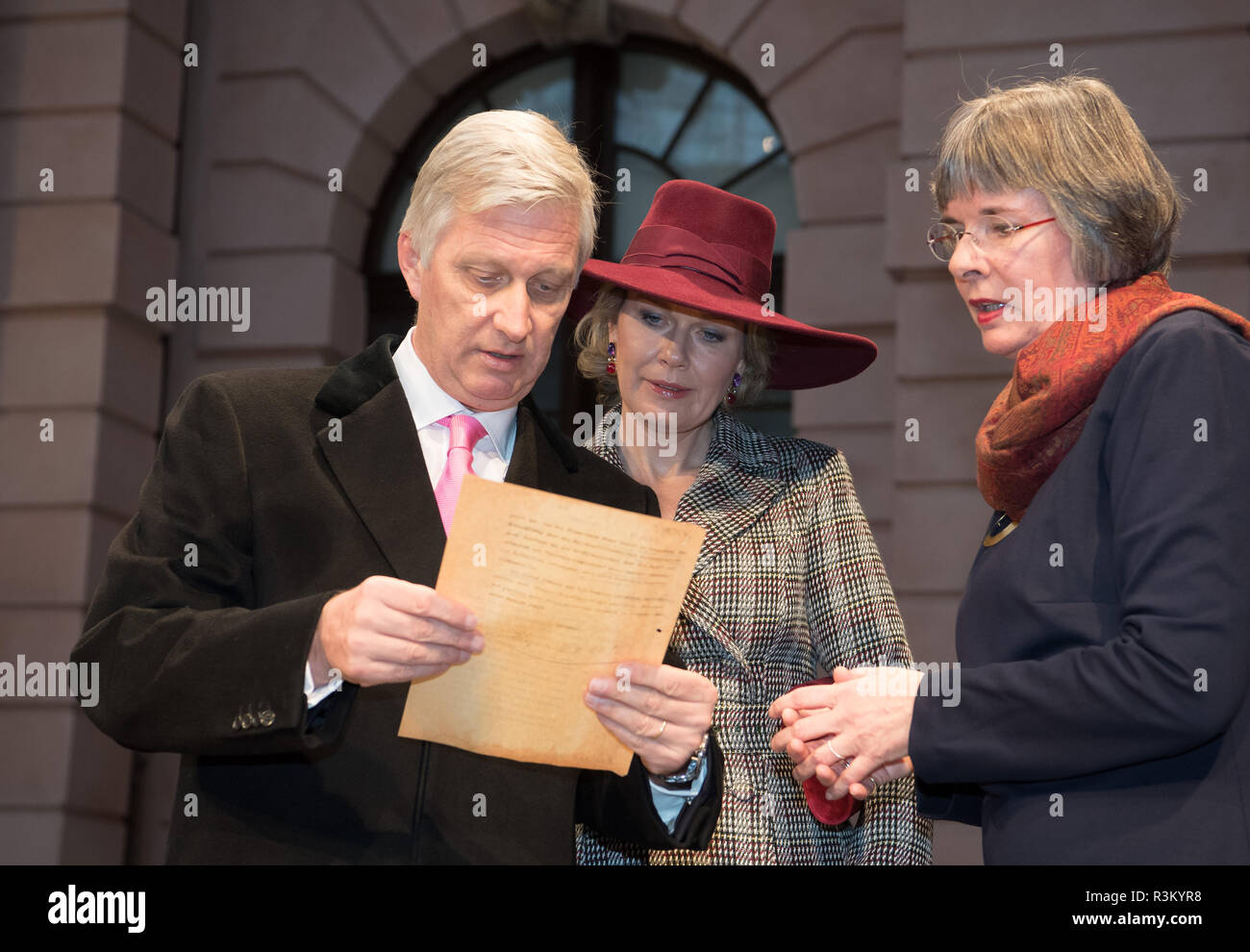 Berlin, Allemagne. 23 Nov, 2018. Elke Freifrau von Boeselager (r), chef de  l'archives politiques du Ministère fédéral des affaires étrangères,  présente le couple royal belge Le roi Philippe et la Reine Mathilde (