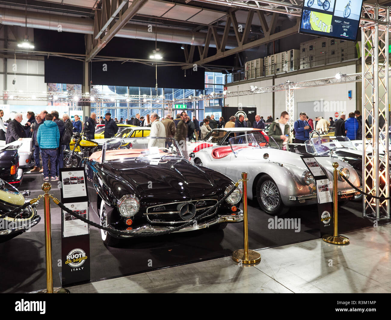 Milan, Lombardie Italie - Novembre 23 , 2018 - De gauche à droite, Mercedes 190 SL 1960 et Jaguar XK120 OTS 1951 à Milano Autoclassica 2018 edition, stand vélo de rêve à la foire de Milan Rho Crédit : Armando Borges/Alamy Live News Banque D'Images