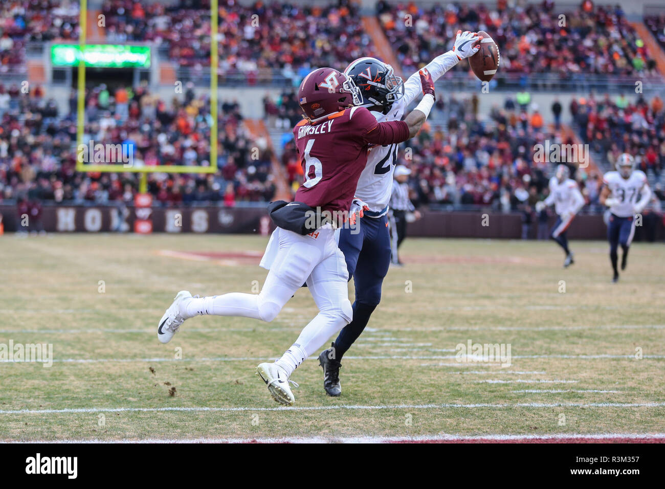 Blacksburg, Virginie, USA. 23 Nov, 2018. Virginia Cavaliers coffre Brenton Nelson (28) rompt une passe à la ligne de but au cours de NCAA football action entre le Virginia cavaliers et les Virginia Tech Hokies au stade Lane à Blacksburg, en Virginie. Jonathan Huff/CSM/Alamy Live News Banque D'Images