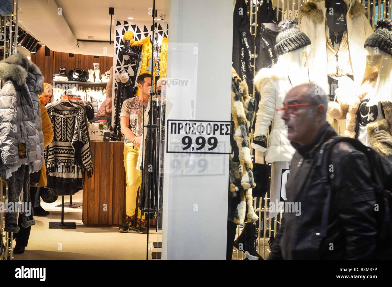 Athènes, Grèce. 23 Nov, 2018. Les consommateurs sont vus dans un magasin au cours de la Le Vendredi Noir.Le Black Friday a débuté tôt ce matin que les gens étaient à la recherche d'offres d'décent. période de Noël pré Credit : Ioannis Alexopoulos SOPA/Images/ZUMA/Alamy Fil Live News Banque D'Images