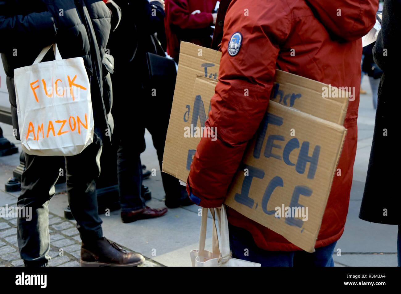 New York City, New York, USA. 23 Nov, 2018. L'opposition continue de détaillant en ligne Amazon deuxième l'administration centrale (AC2) à Long Island City a été organisé le 23 novembre 2018, contre le géant de la vente au détail en ligne prochaine présence à New York. Les militants se sont réunis à la bibliothèque publique de New York à Manhattan et ont marché vers l'e-commerçant librairie à Herald Square, chanté des chants de Noël et de distribuer des dépliants. Credit : Ronald G. Lopez/ZUMA/Alamy Fil Live News Banque D'Images