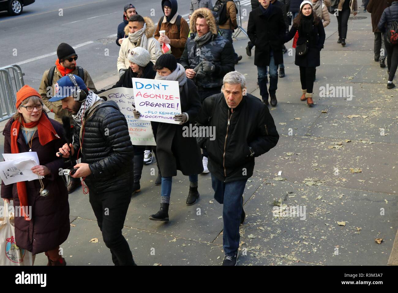 New York City, New York, USA. 23 Nov, 2018. L'opposition continue de détaillant en ligne Amazon deuxième l'administration centrale (AC2) à Long Island City a été organisé le 23 novembre 2018, contre le géant de la vente au détail en ligne prochaine présence à New York. Les militants se sont réunis à la bibliothèque publique de New York à Manhattan et ont marché vers l'e-commerçant librairie à Herald Square, chanté des chants de Noël et de distribuer des dépliants. Credit : Ronald G. Lopez/ZUMA/Alamy Fil Live News Banque D'Images