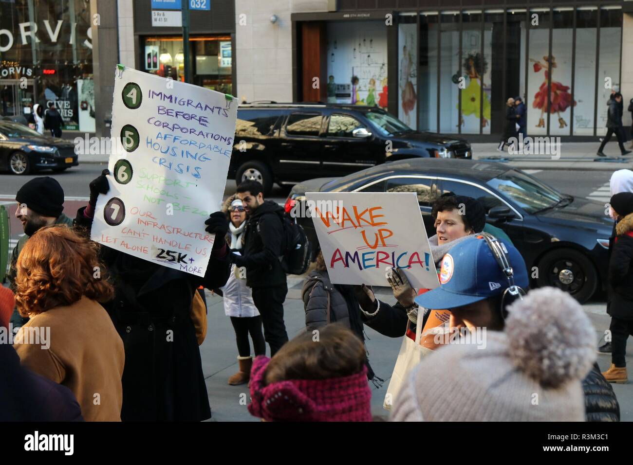 New York City, New York, USA. 23 Nov, 2018. L'opposition continue de détaillant en ligne Amazon deuxième l'administration centrale (AC2) à Long Island City a été organisé le 23 novembre 2018, contre le géant de la vente au détail en ligne prochaine présence à New York. Les militants se sont réunis à la bibliothèque publique de New York à Manhattan et ont marché vers l'e-commerçant librairie à Herald Square, chanté des chants de Noël et de distribuer des dépliants. Credit : Ronald G. Lopez/ZUMA/Alamy Fil Live News Banque D'Images