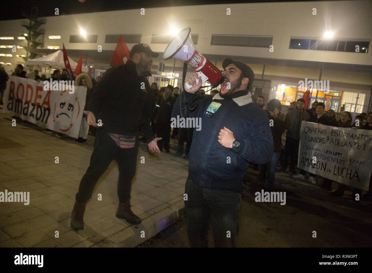 Manifestant vu parlant sur un mégaphone pendant la grève. 80  % des travailleurs ont appuyé la grève des syndicats CCOO et CGT d'Amazon MAD4 warehouse durant la journée du vendredi noir appelé offre et de la demande d'une nouvelle convention collective qui favorise plus les conditions de travail des travailleurs depuis l'accord régional favorise le travail précaire et les licenciements 'Express' et ils ont dénoncé le boycott de l'entreprise à le droit de grève. Banque D'Images