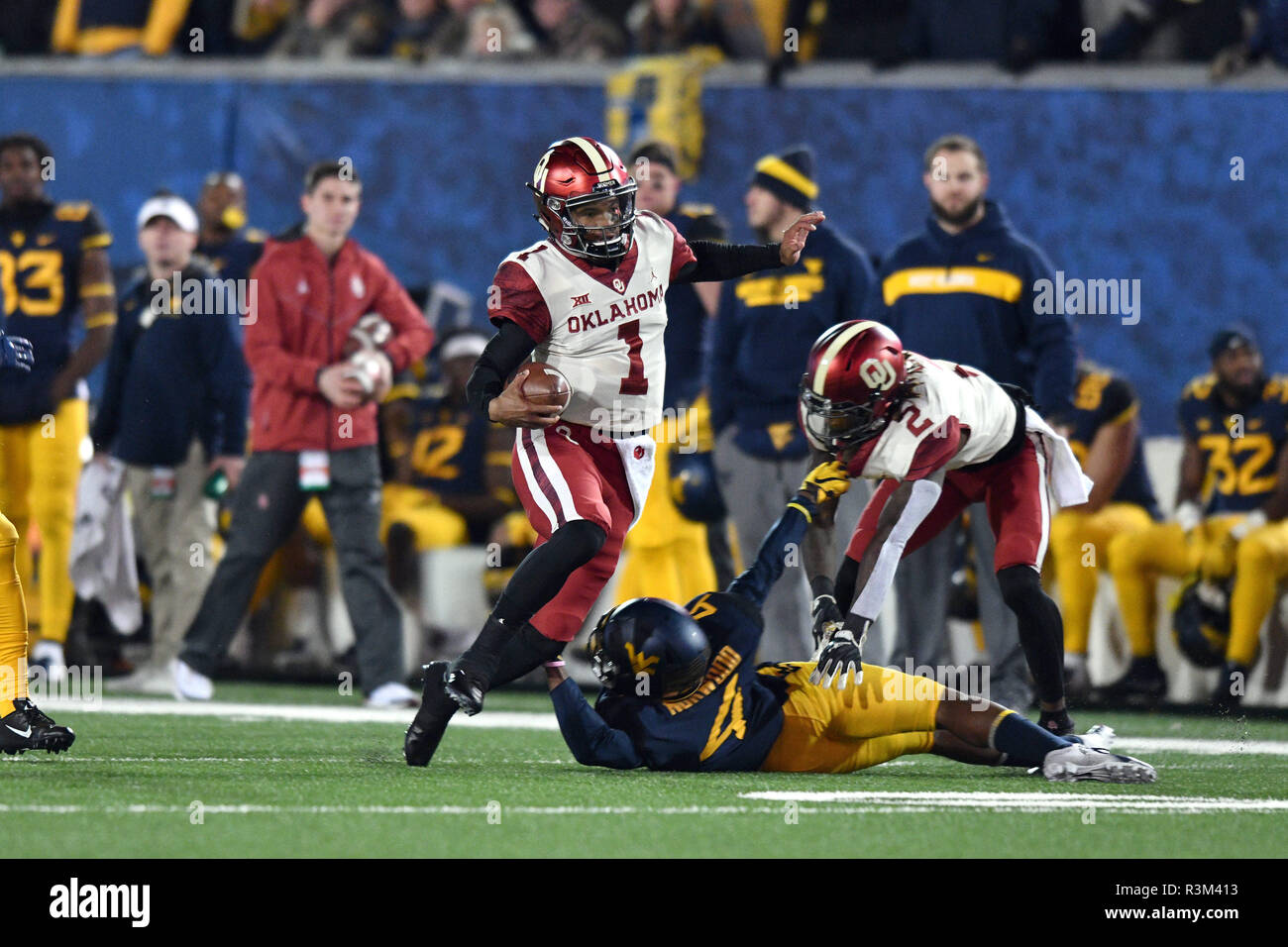 Morgantown, West Virginia, USA. 23 Nov, 2018. Oklahoma Sooners quarterback KYLER MURRAY (1) s'enfuit de la défense au cours de la Big 12 match de football joué à Mountaineer Field de Morgantown, WV. WVU et Oklahoma sont liés à 7 dans la première moitié. Credit : Ken Inness/ZUMA/Alamy Fil Live News Banque D'Images